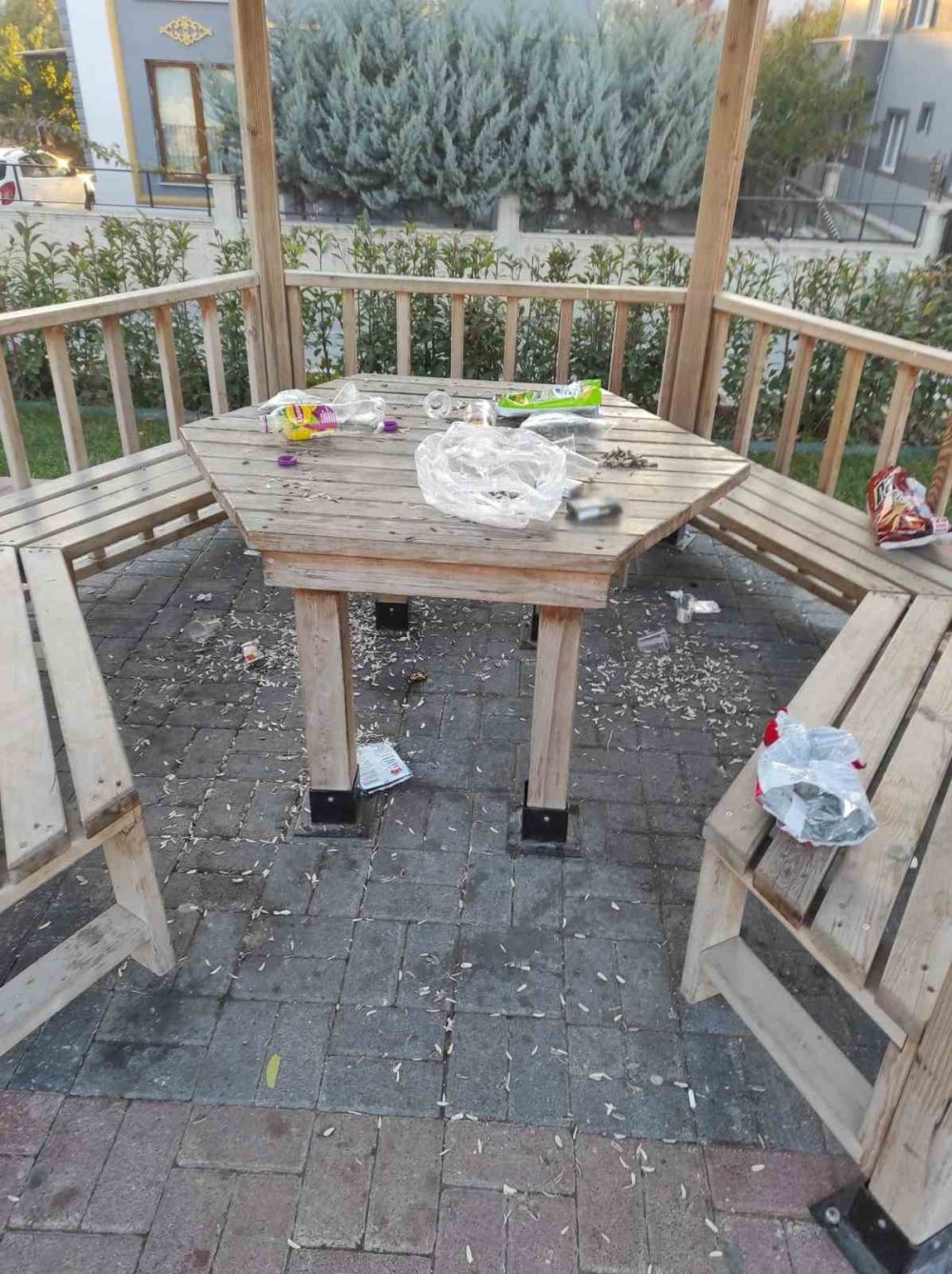 Zabıta ekipleri çekirdek kabuklarını atan gençlere temizletti