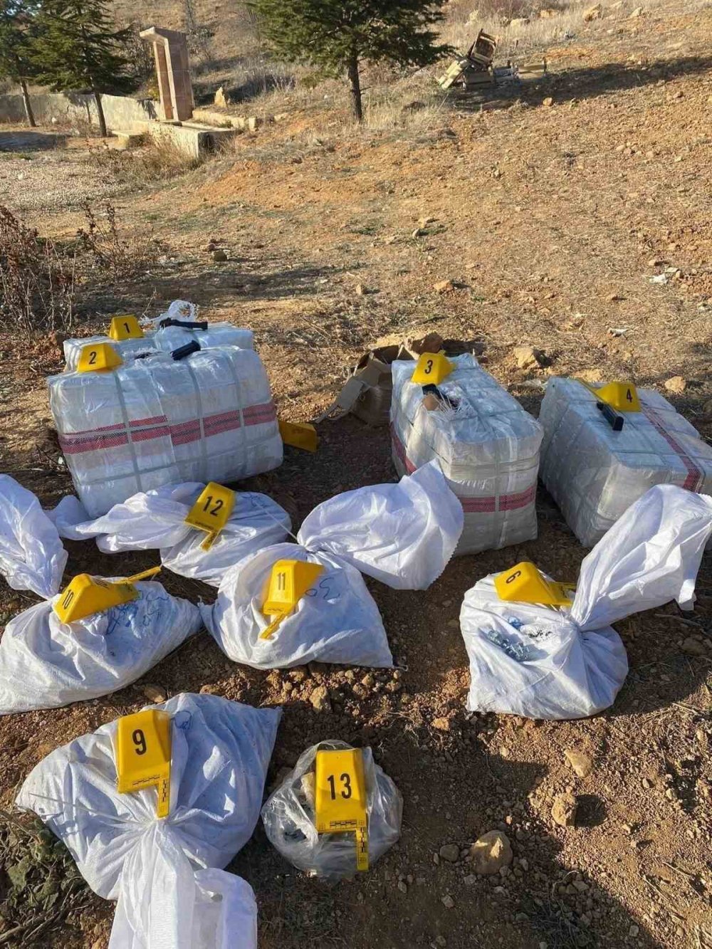 Yol Kenarına Bırakılan Çuvallarda Binlerce Silah Parçası Çıktı