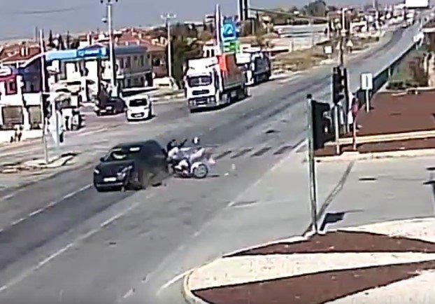 Konya’da otomobille çarpışan motosikletli yaralandı