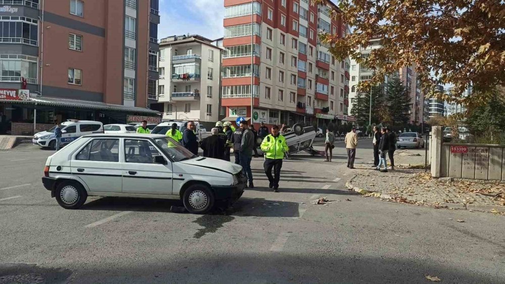 Takla atan otomobildeki dede torun yaralandı