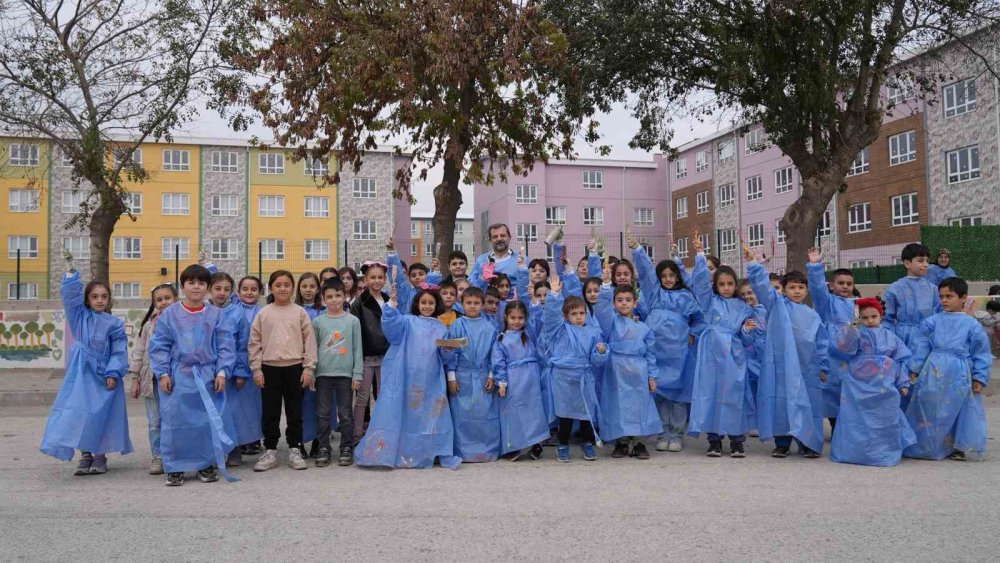 Okulun duvarını çocuklar boyadı