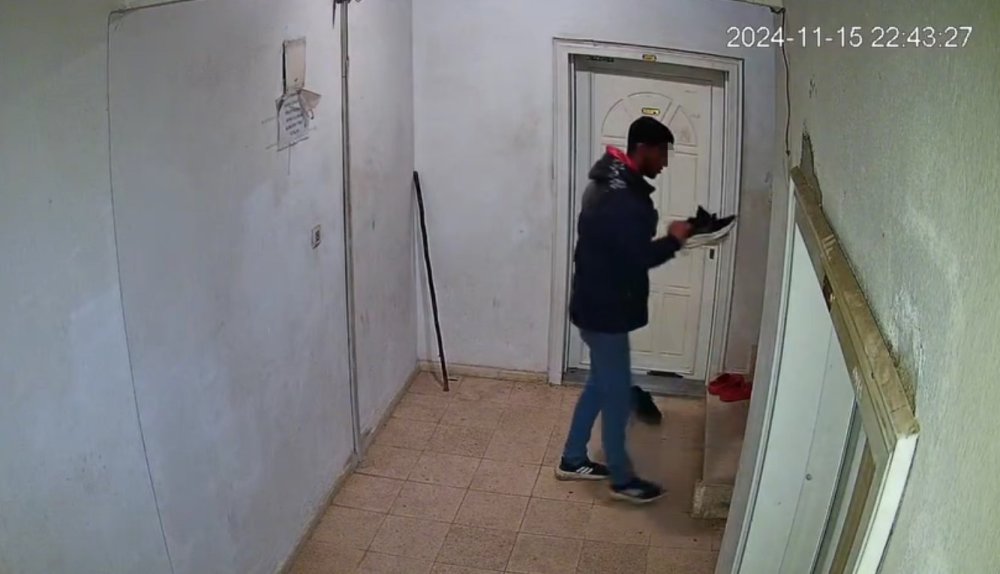 Ayakkabıyı gocuğuna sokup gitti
