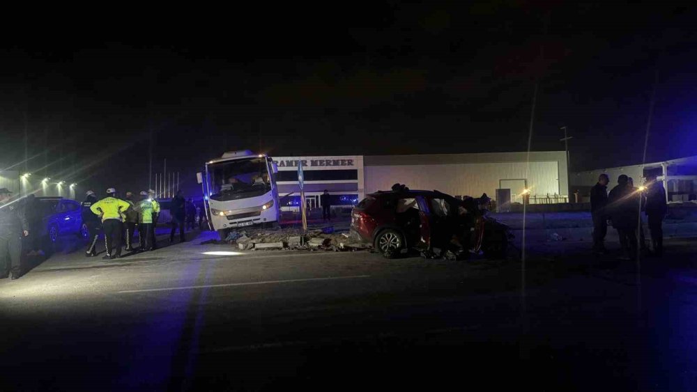 Konya’da Polis Minibüsü ve Otomobil Çarpıştı: 1 Ölü, 11 Yaralı