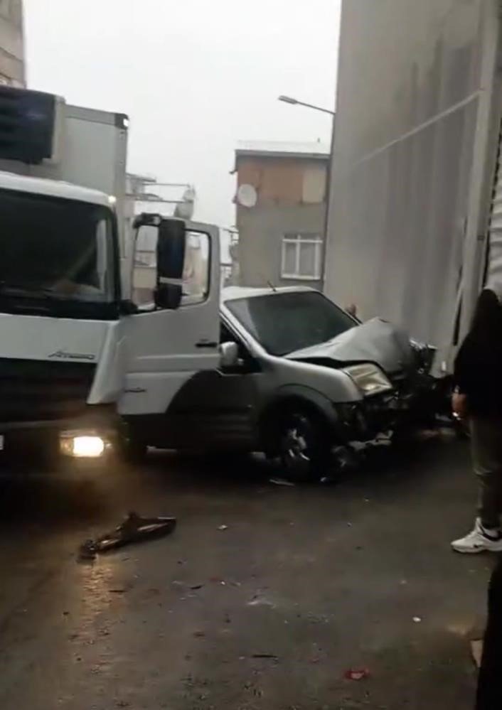 Yine BİM kamyonu kazası: Şoför kapıda asılı kaldı