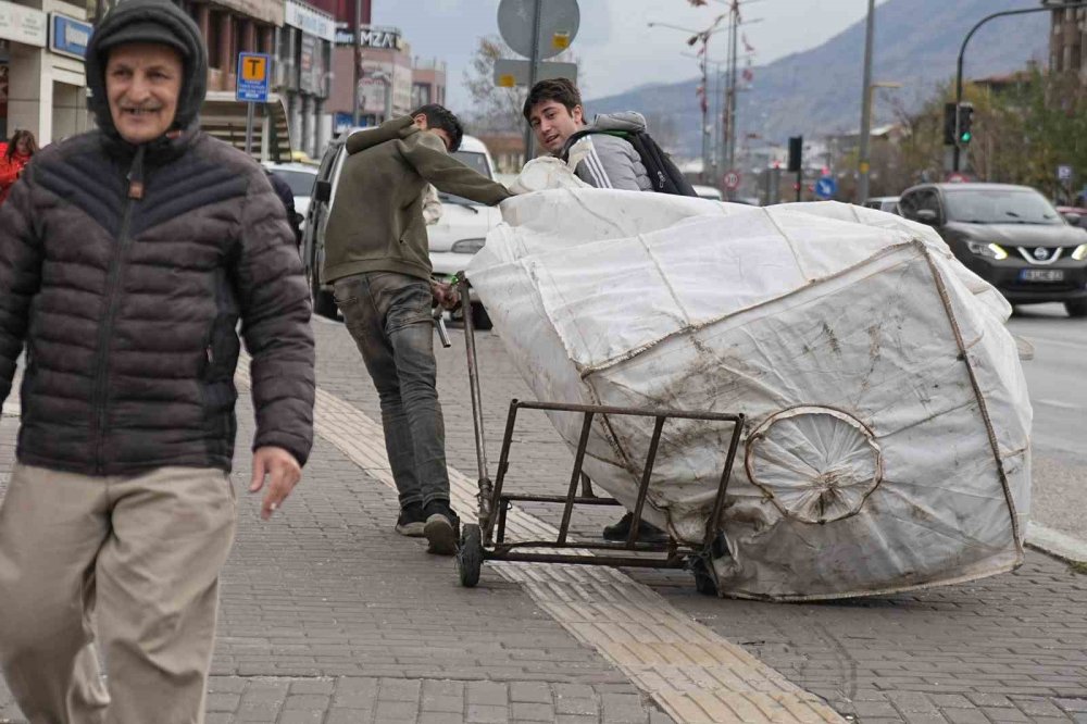 Saatte 50 kilometre hızla esti, vatandaşlar uçmamak için direklere tutundu