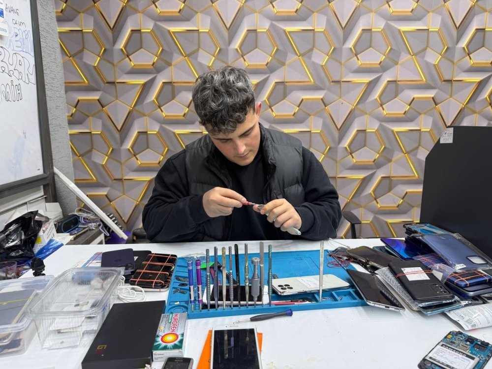 Tamire bırakılan telefon böyle patladı