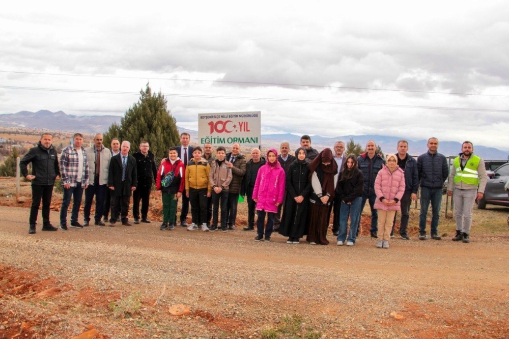 Beyşehir’de öğretmenler için fidanlar toprakla buluşturuldu