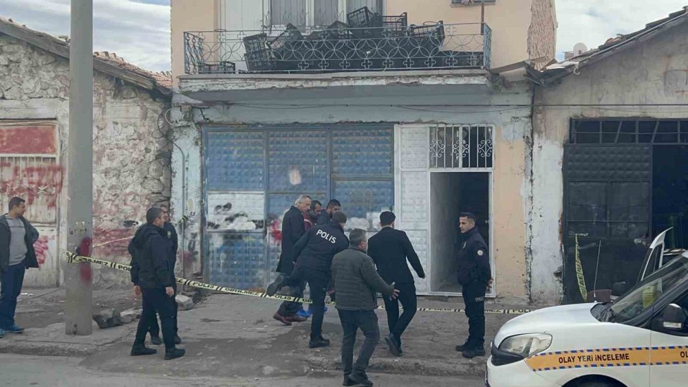 Merak edip evine gittiği ablasını kanlar içinde yatarken buldu