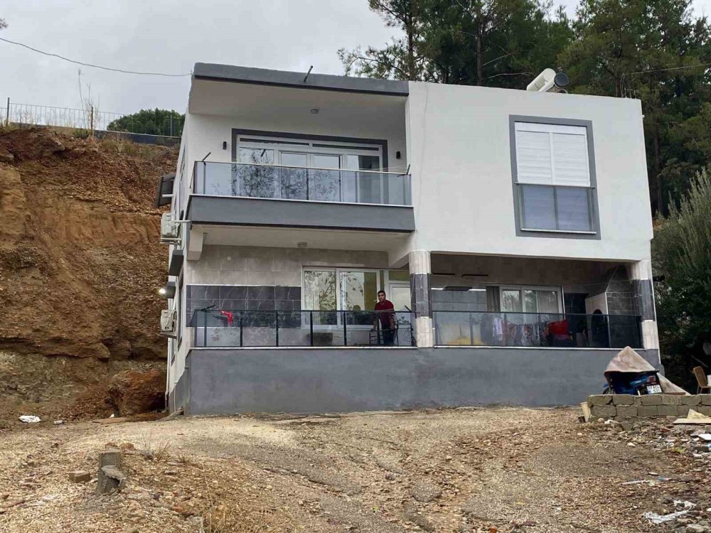 Tepeden kopan kaya parçası evin kapısına çarptı