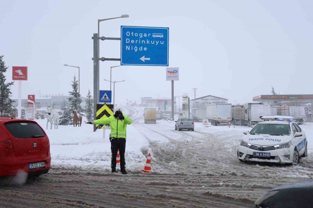 Aksaray, Niğde ve Karaman'da Yoğun Kar Yağışı ve Tipi: Karayolları Trafiğe Kapatıldı