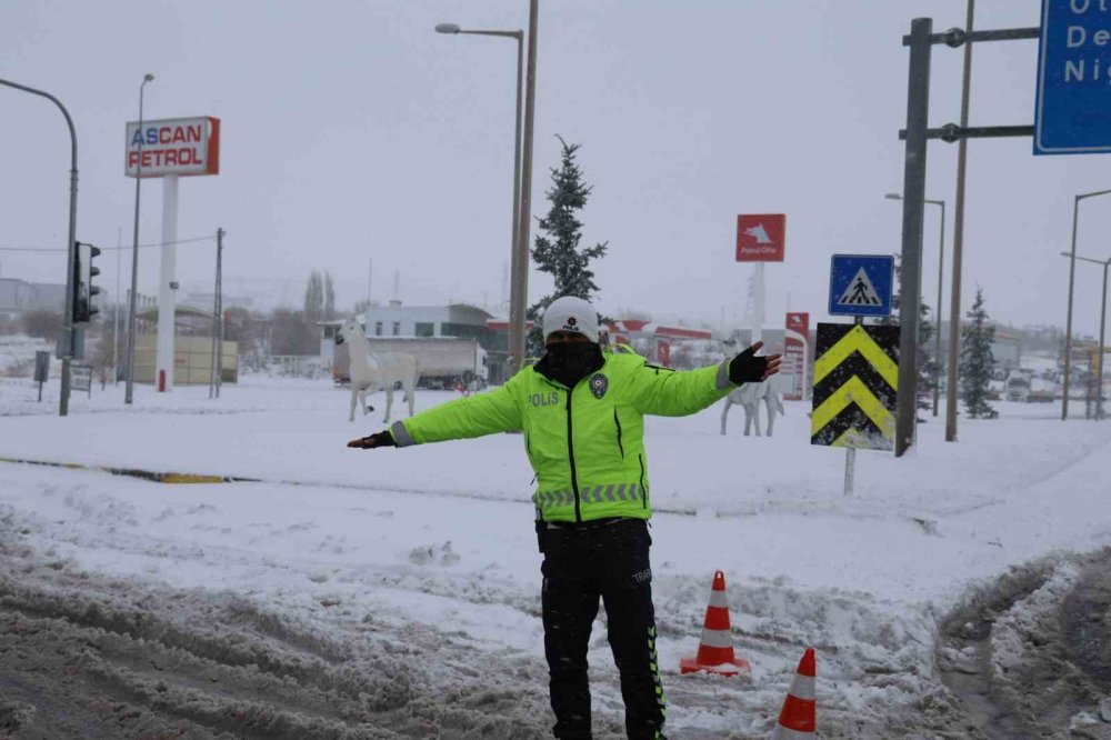 Aksaray, Niğde ve Karaman'da Yoğun Kar Yağışı ve Tipi: Karayolları Trafiğe Kapatıldı