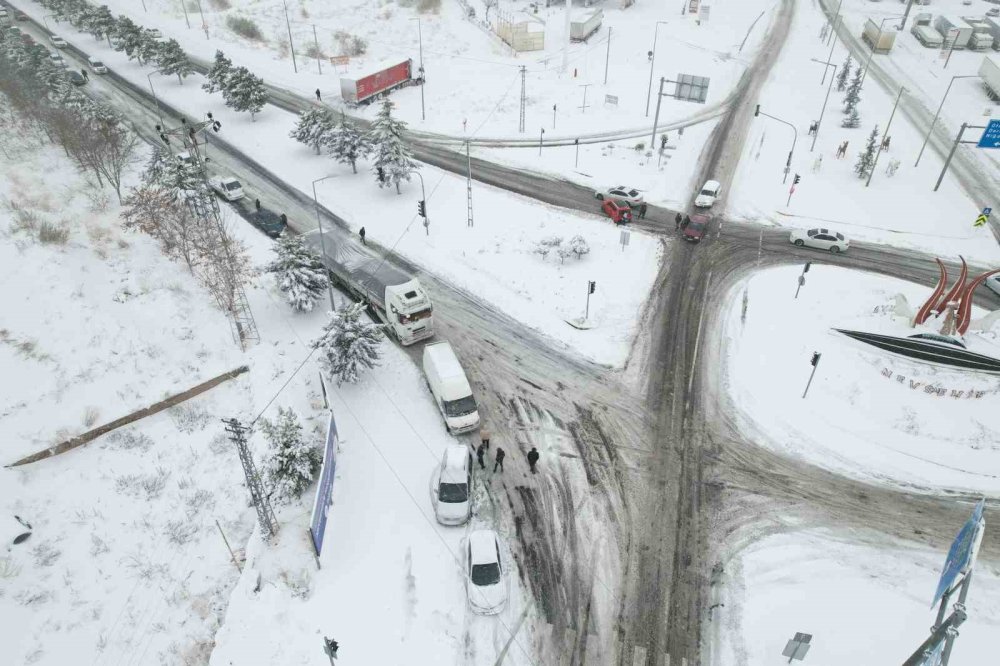 Aksaray, Niğde ve Karaman'da Yoğun Kar Yağışı ve Tipi: Karayolları Trafiğe Kapatıldı