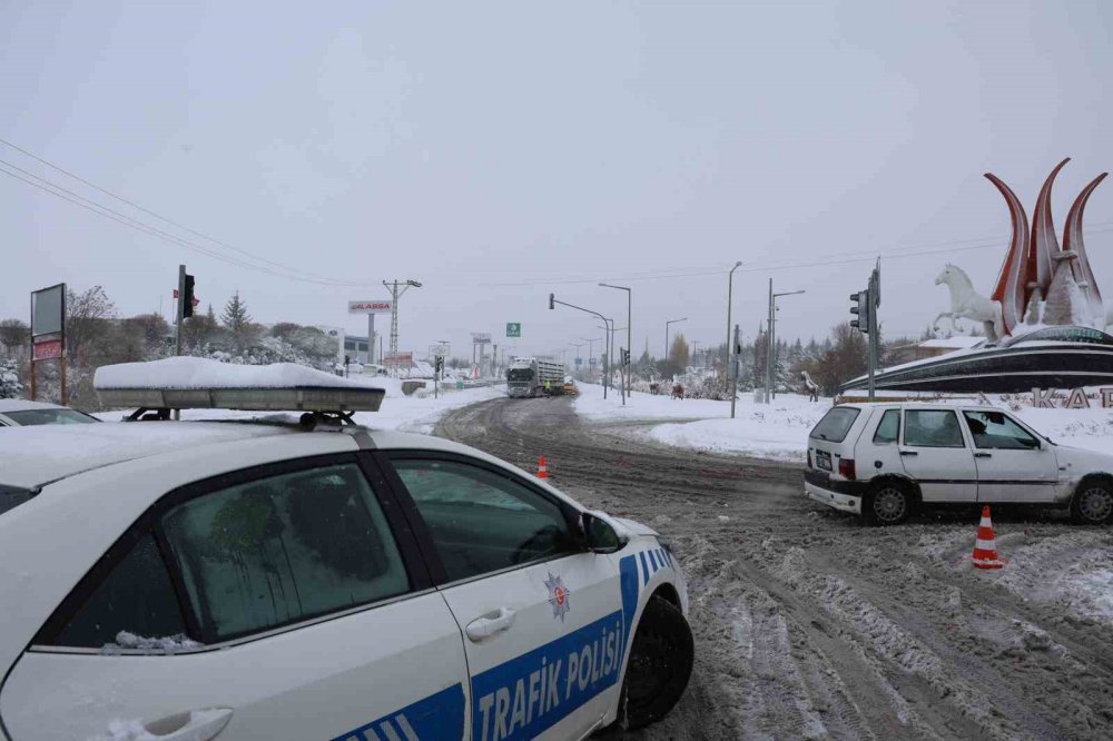 Aksaray, Niğde ve Karaman'da Yoğun Kar Yağışı ve Tipi: Karayolları Trafiğe Kapatıldı