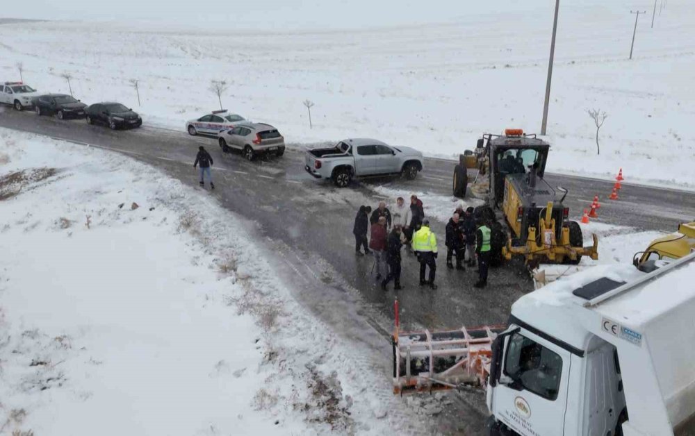 Ekipler, yollarda mahsur kalanları kurtarıyor