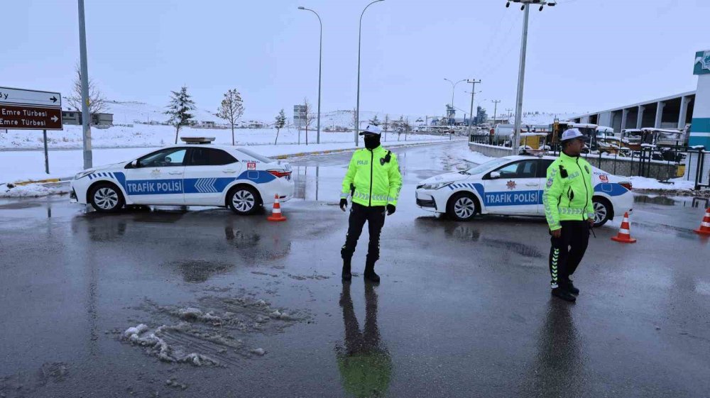 Ekipler, yollarda mahsur kalanları kurtarıyor