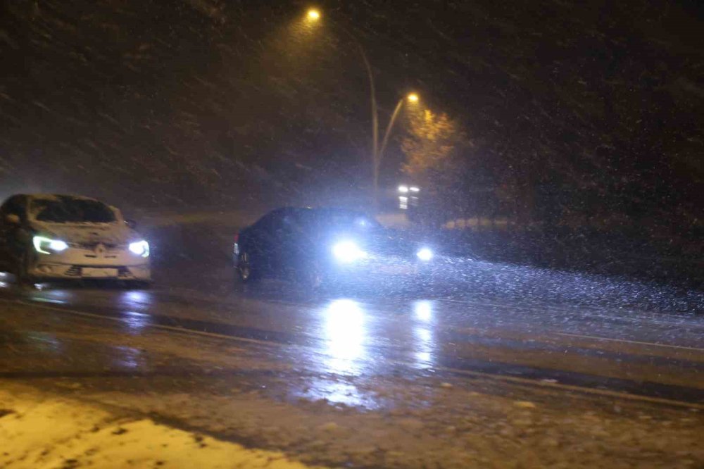 Kar ve fırtına trafiği kilitledi: İşte Konya'nın son yol durumu bilgisi