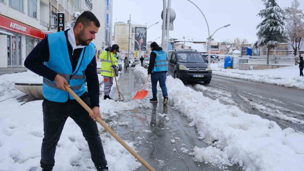 Karaman'da Yoğun Kar Yağışı: Kent Beyaza Büründü