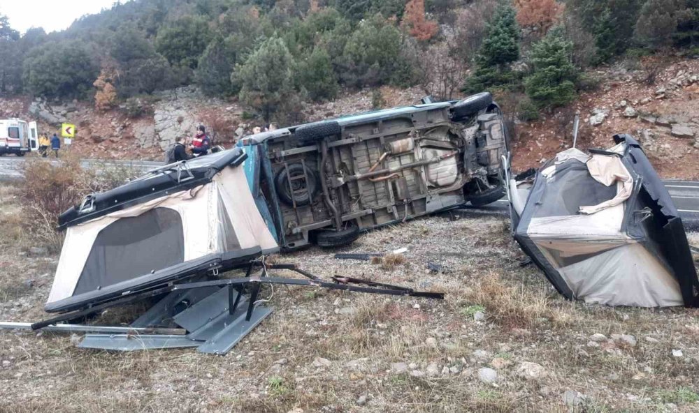 Seydişehir-Antalya Yolunda Minibüs devrildi, yabancı uyruklu sürücü yaralandı