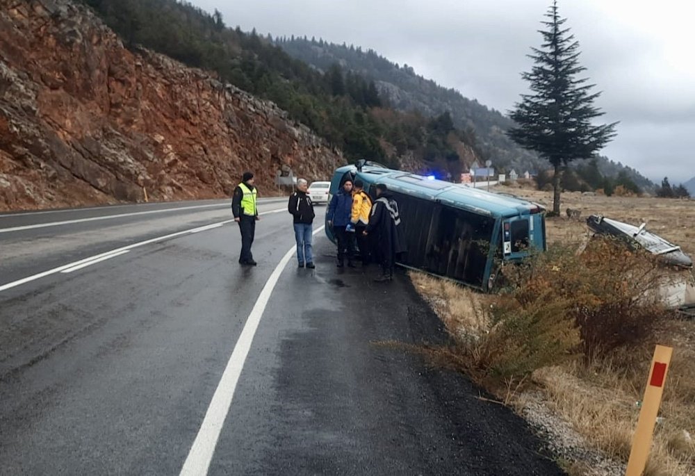 Seydişehir-Antalya Yolunda Minibüs devrildi, yabancı uyruklu sürücü yaralandı