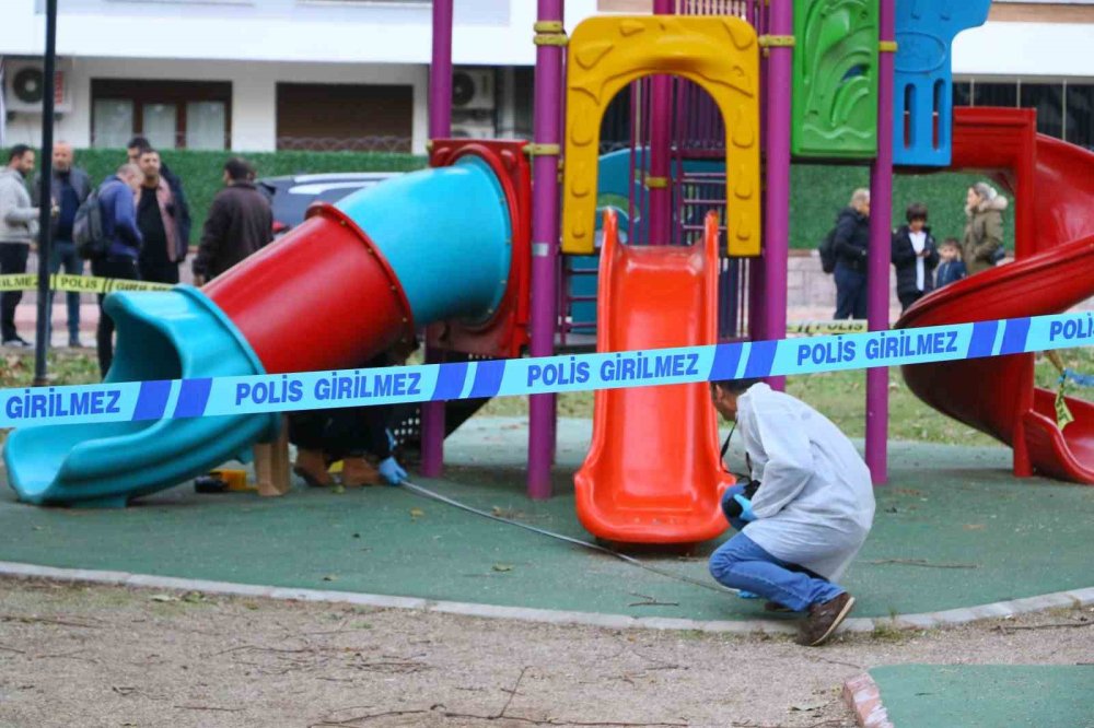 Çocuk parkında silahlar konuştu: 2 çocuk yaralandı