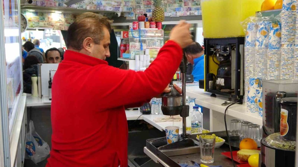 Hesabı ödememek için yemeğine saç koyan turist kameraya yakalandı