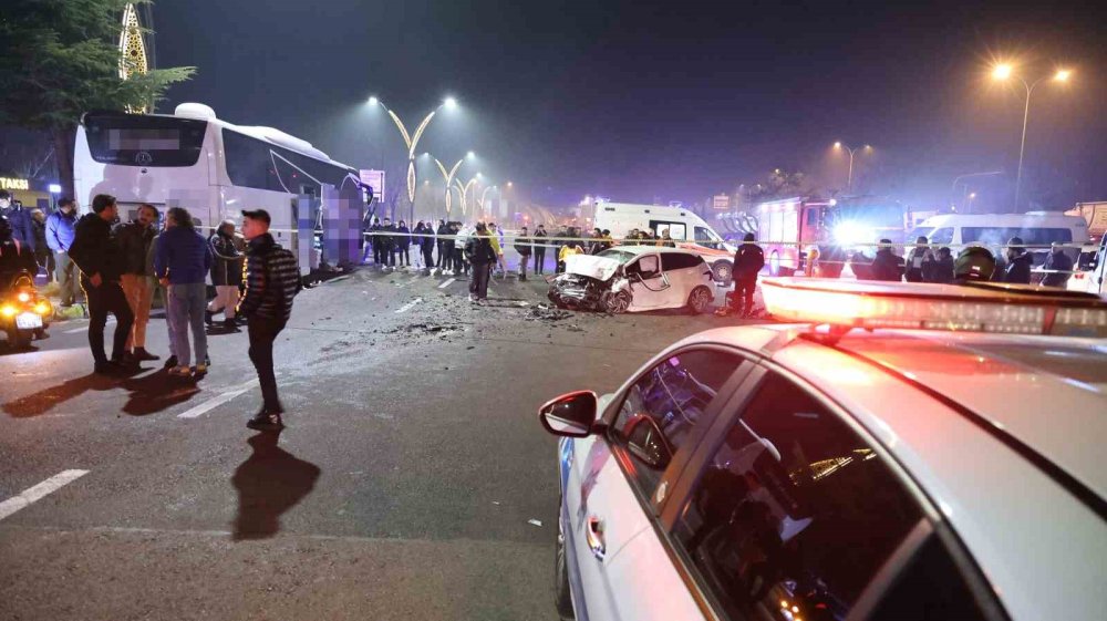 Aksaray’da Yolcu Otobüsü ile Otomobil Çarpıştı: 1 Genç Hayatını Kaybetti