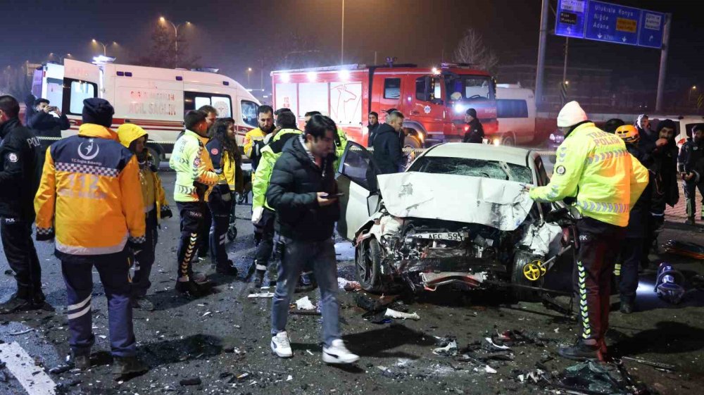 Aksaray’da Yolcu Otobüsü ile Otomobil Çarpıştı: 1 Genç Hayatını Kaybetti