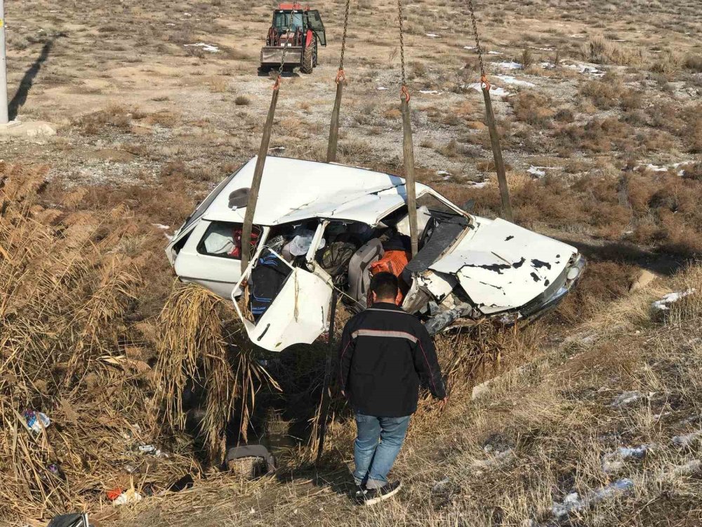 Ereğli Şeker civarında otomobil atık su kanalına uçtu: Araçtaki 3 kişi sıkıştı