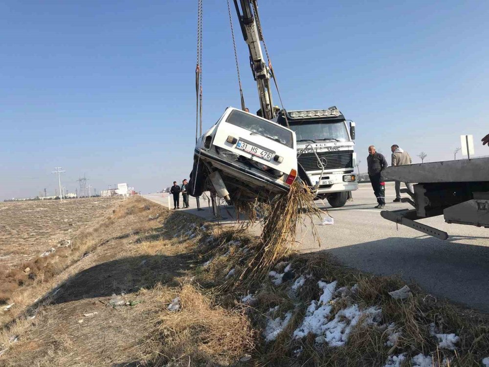 Ereğli Şeker civarında otomobil atık su kanalına uçtu: Araçtaki 3 kişi sıkıştı