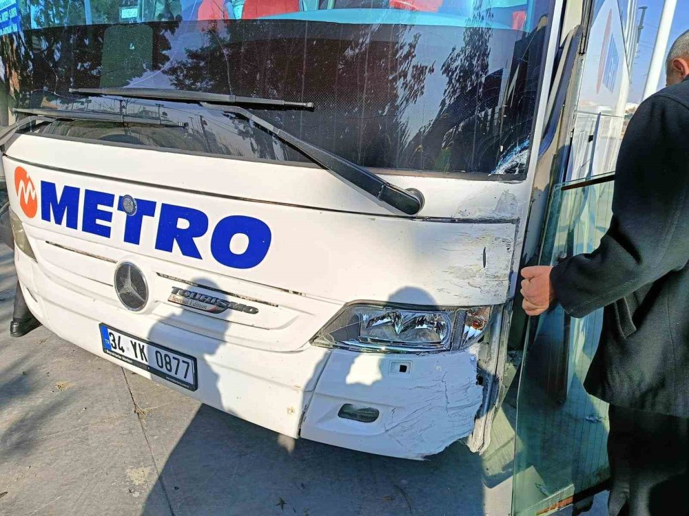 Yolcu otobüsü kırmızı ışıkta bekleyen araçlara çarptı: Kaza anı kamerada