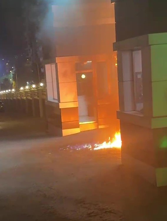 Güvenlik kulübesini yakıp kadın güvenliğin kafasına silah dayadı