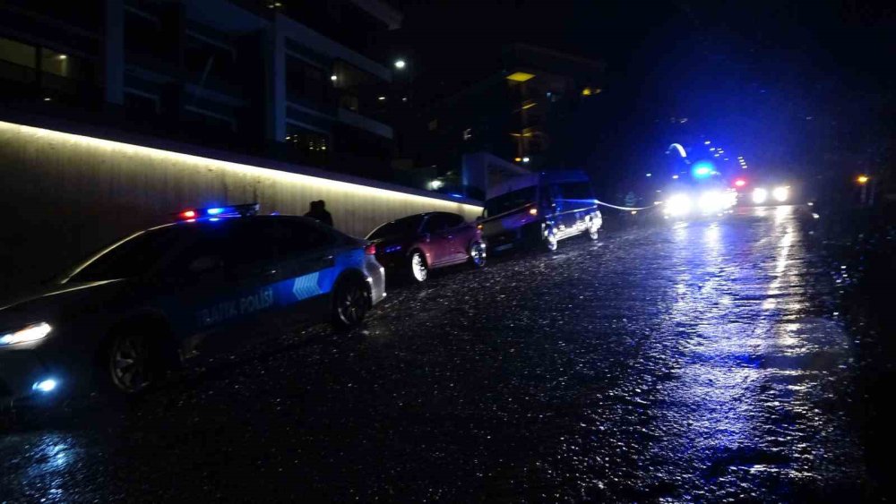 Yağmurdan yol çöktü, 3 araç çukurda kaldı