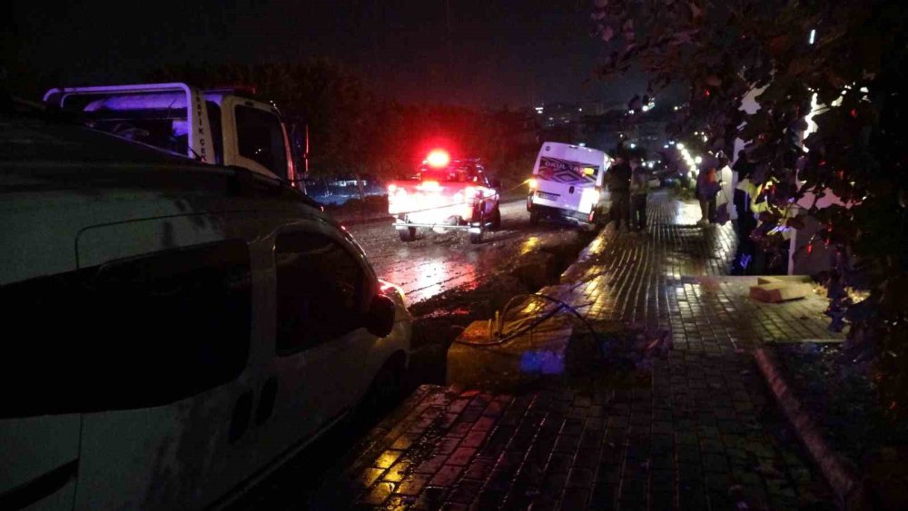 Yağmurdan yol çöktü, 3 araç çukurda kaldı