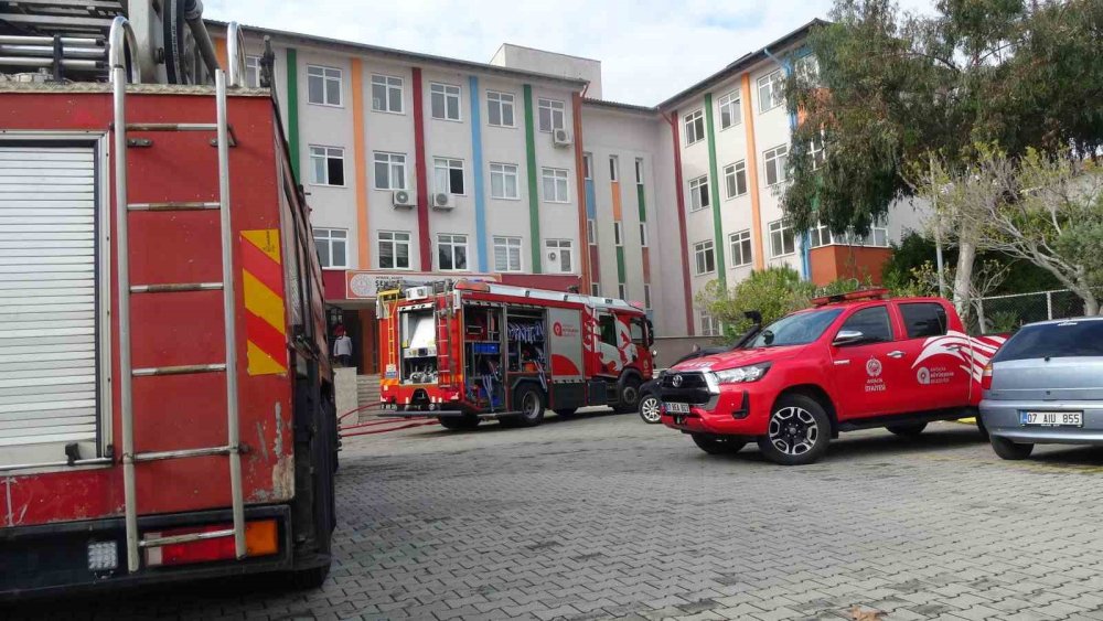 Okulda panik anları: Öğrenciler tahliye edildi