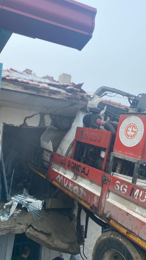 Freni patlayan sondaj aracı eve girdi