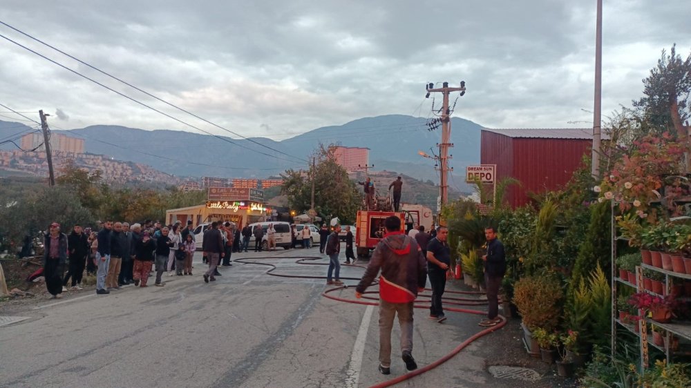 Mobilya Deposunda Yangın: 3 İş Yeri ve Muz Serası Zarar Gördü