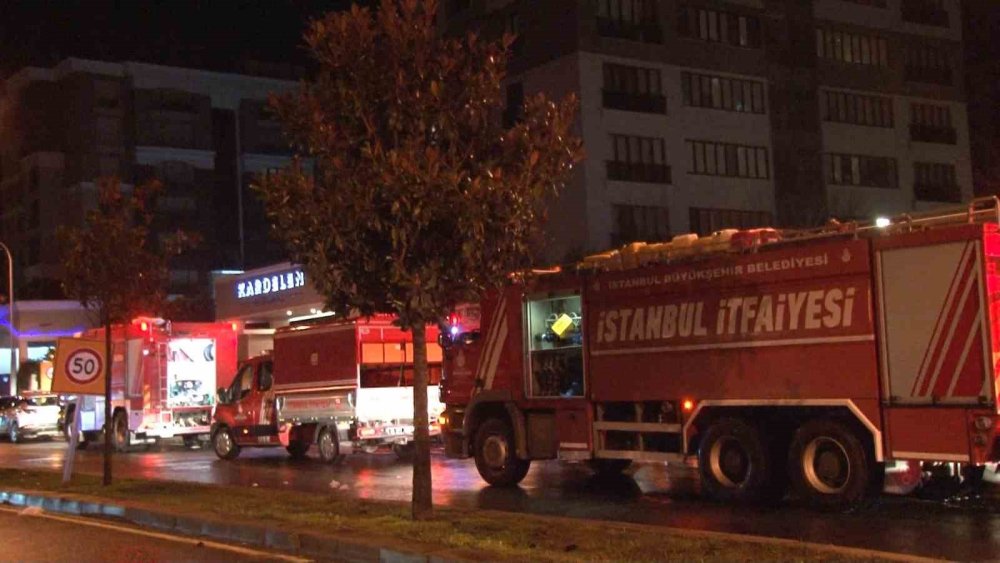 Elektrikli otomobil 14 katlı binayı tahliye ettirdi