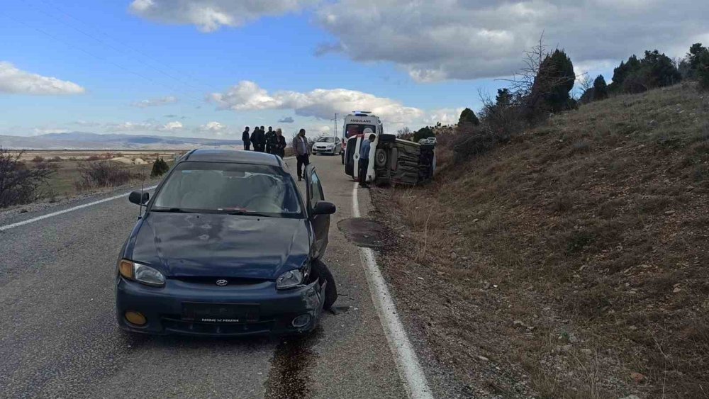 Konya’da hafif ticari araç otomobille çarpıştı: 1 yaralı
