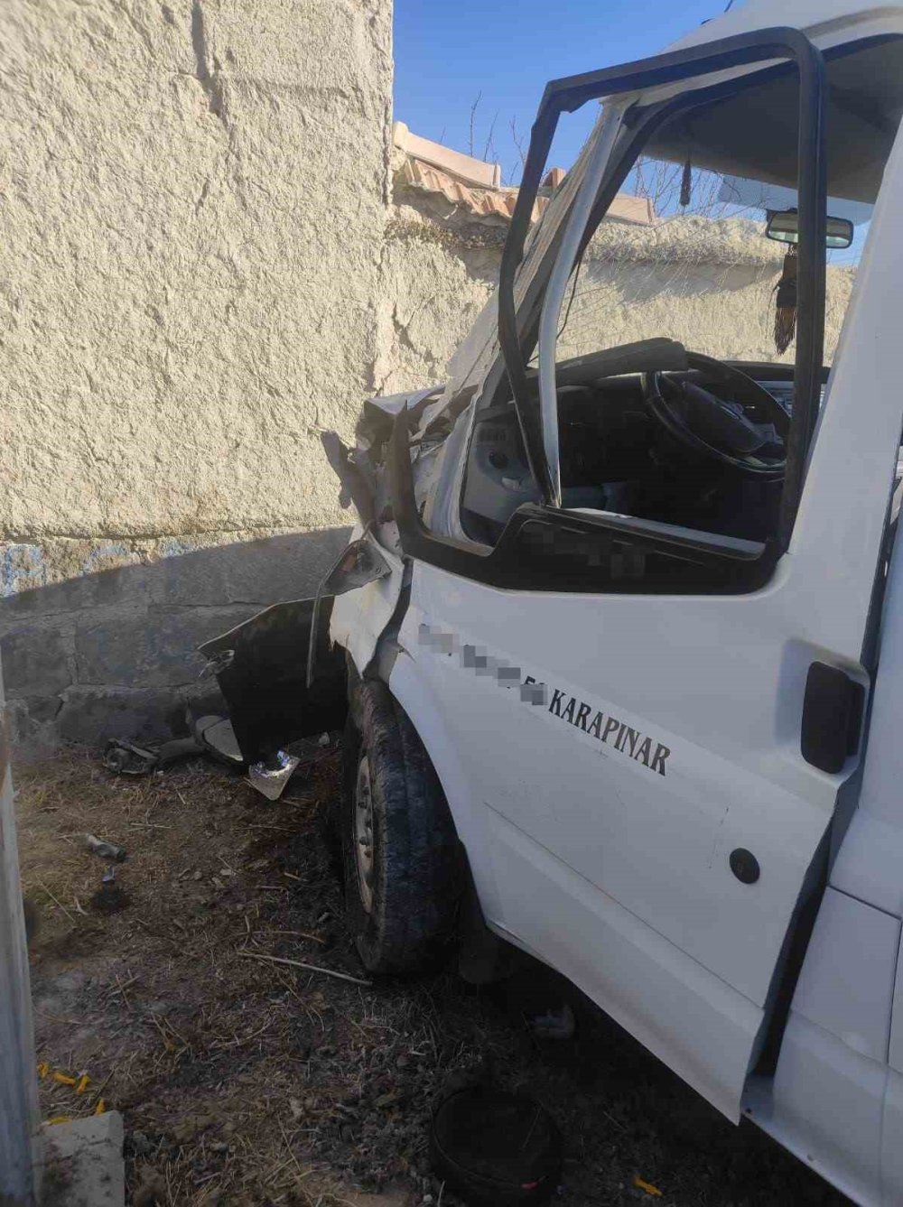 Kazaya karışan kamyonet yayalara çarptı