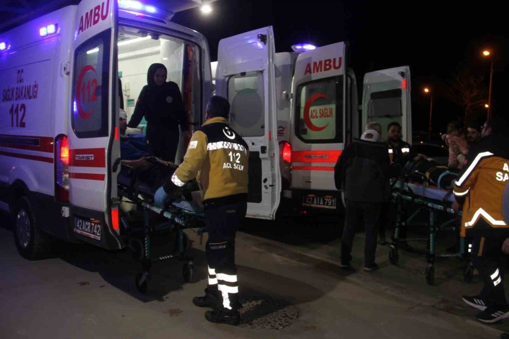Konya’da otomobil trafik levhasına çarptı: 1'i çocuk 6 yaralı