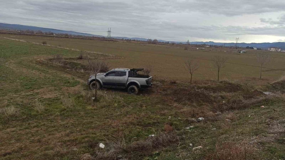 Yoldan çıkan pikap tarlaya uçtu: 4 yaralı