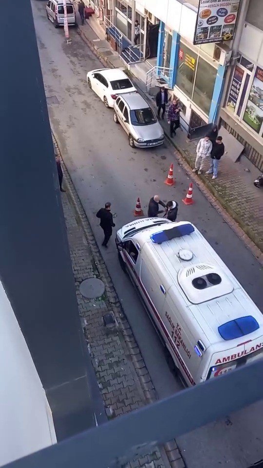 Vakaya giden ambulans şoförüne saldırı kamerada