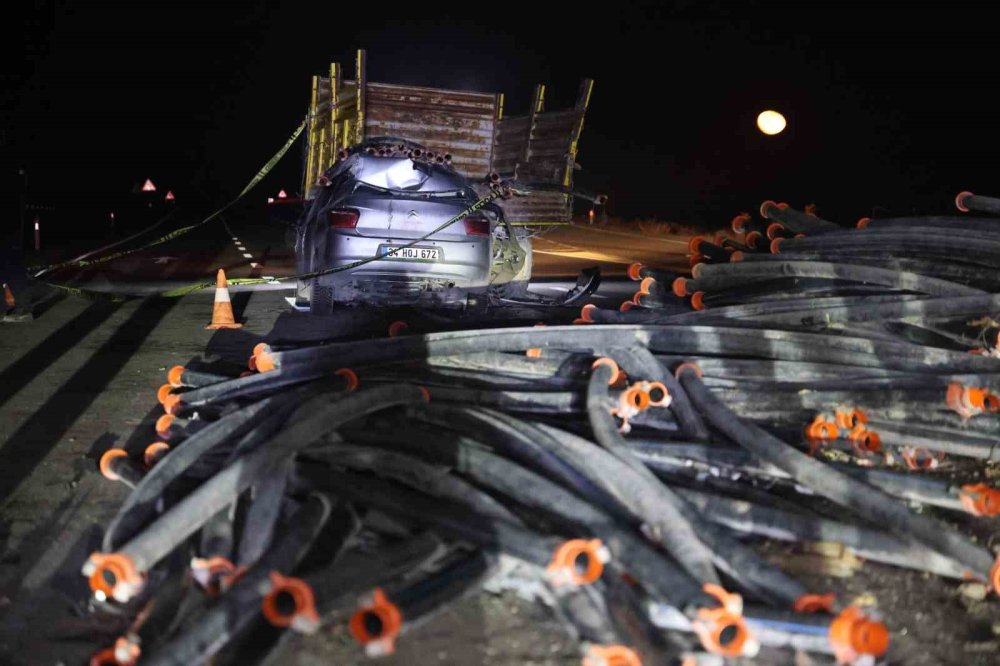 Otomobil traktör römorkuna ok gibi saplandı, sürücü öldü