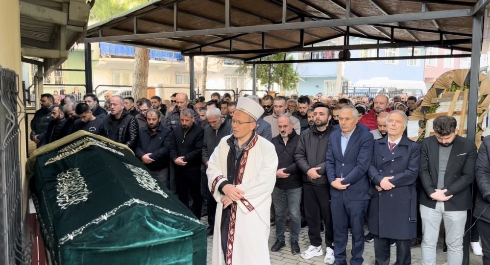 Sosyal medya fenomeni Neşe Özkan estetik ameliyat sonrası hayatını kaybetti