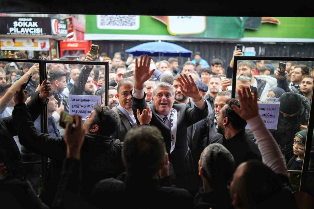 Kulüp Başkanlığı Onun mu Hakkıydı? Taraftar Serdal Adalı'yı Bağrına Bastı