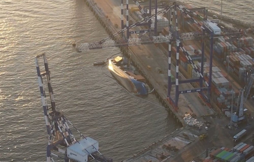 Ambarlı Mardaş Limanı’nda su alan gemi yan yattı