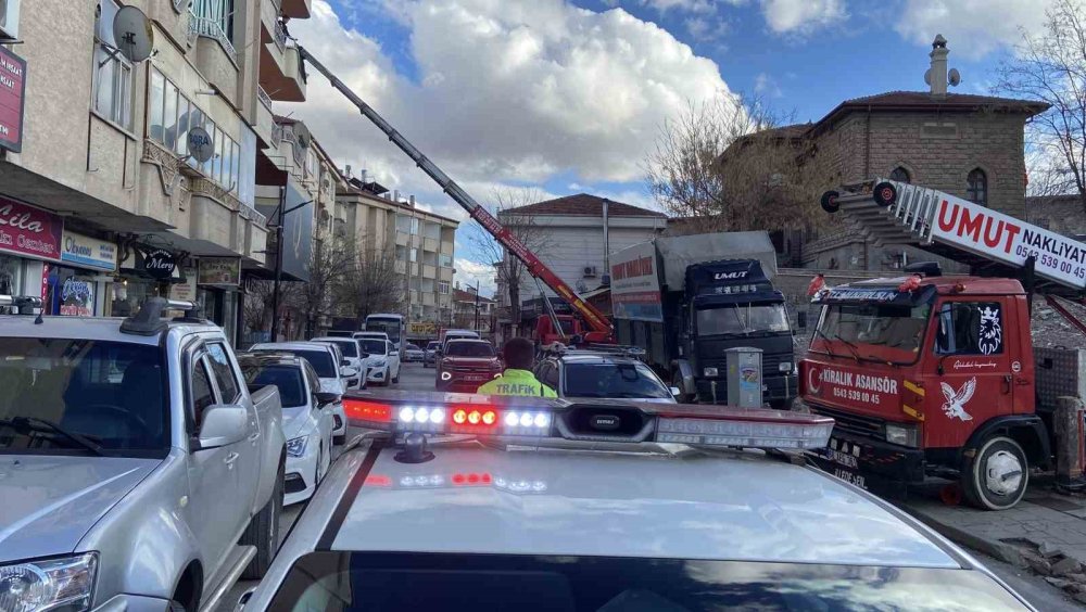 Asansör değil üst geçit sanki: Tekerler havada kaldı