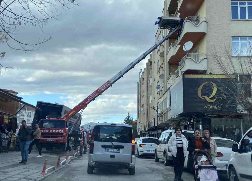 Asansör değil üst geçit sanki: Tekerler havada kaldı