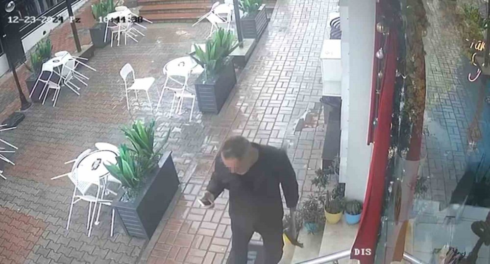 Borçlu olduğu iş yerine elinde kazmayla gitti