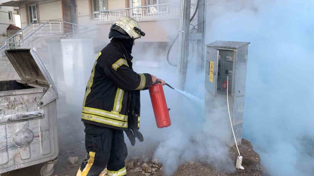 Elektrik Panosunda Çıkan Yangın Sokak Sakinlerini Korkuttu